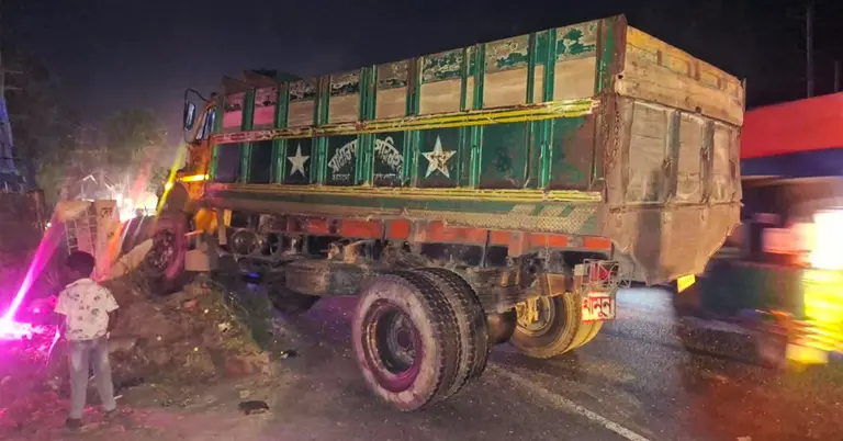 ক্ষতিগ্রস্ত একটি ট্রাক